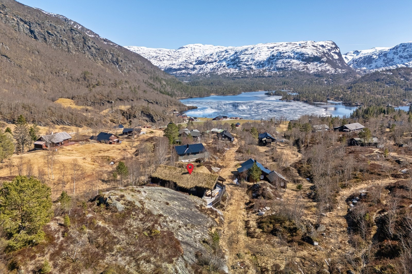 Hytten ligger høyt og fritt med nydelig utsikt over Løyningsvannet og de vakre fjellområdene rundt Galleribilde