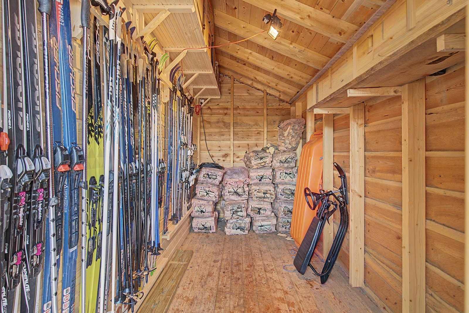 Romslig skibod med ekstern adkomst og svært gode oppbevaringsmuligheter for ski, pulk, ved og annet turutstyr Galleribilde