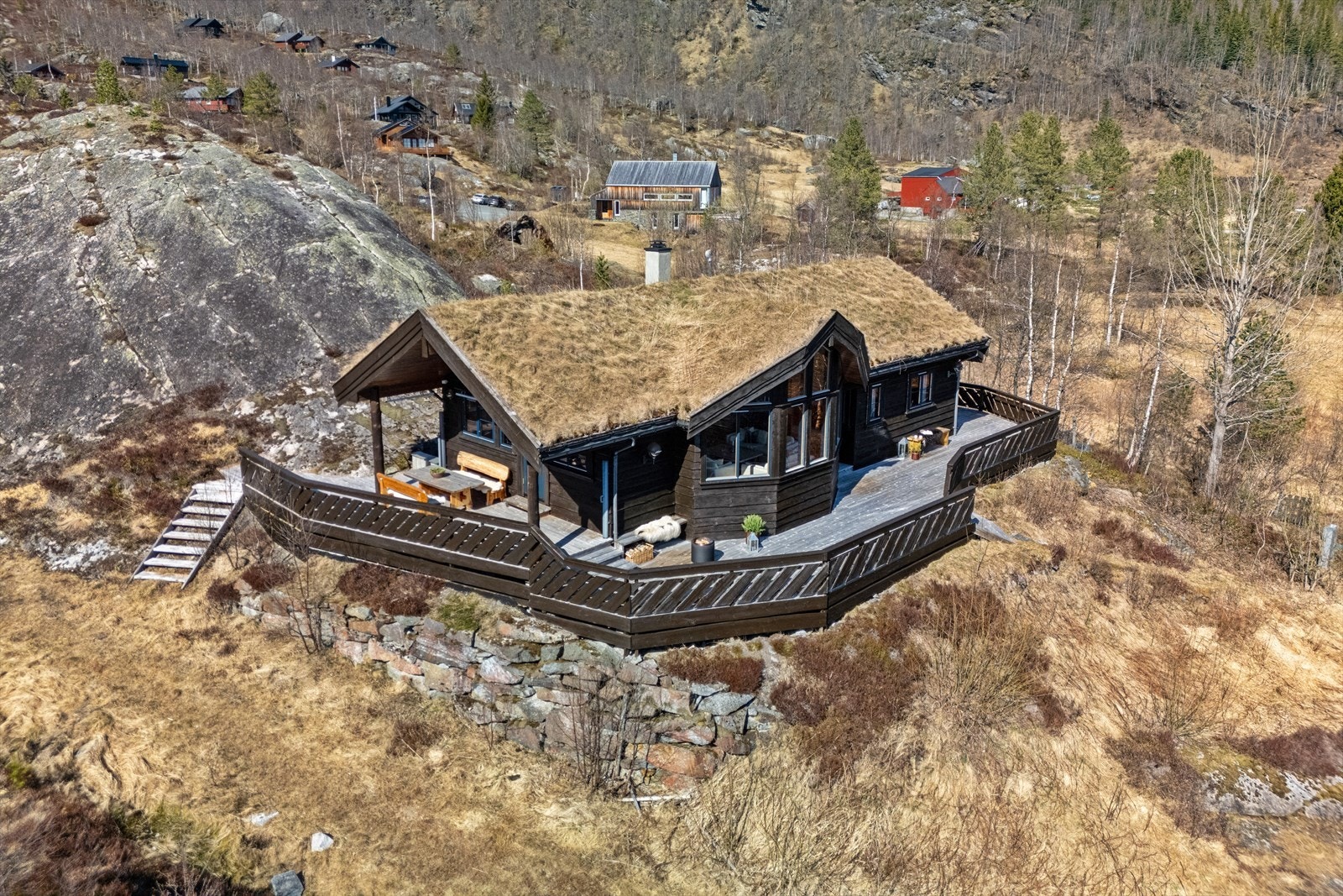 Gjennomført og flott fjellhytte med klassisk uttrykk, mørk trekledning og torvtak som harmonerer naturlig med omgivelsene Galleribilde
