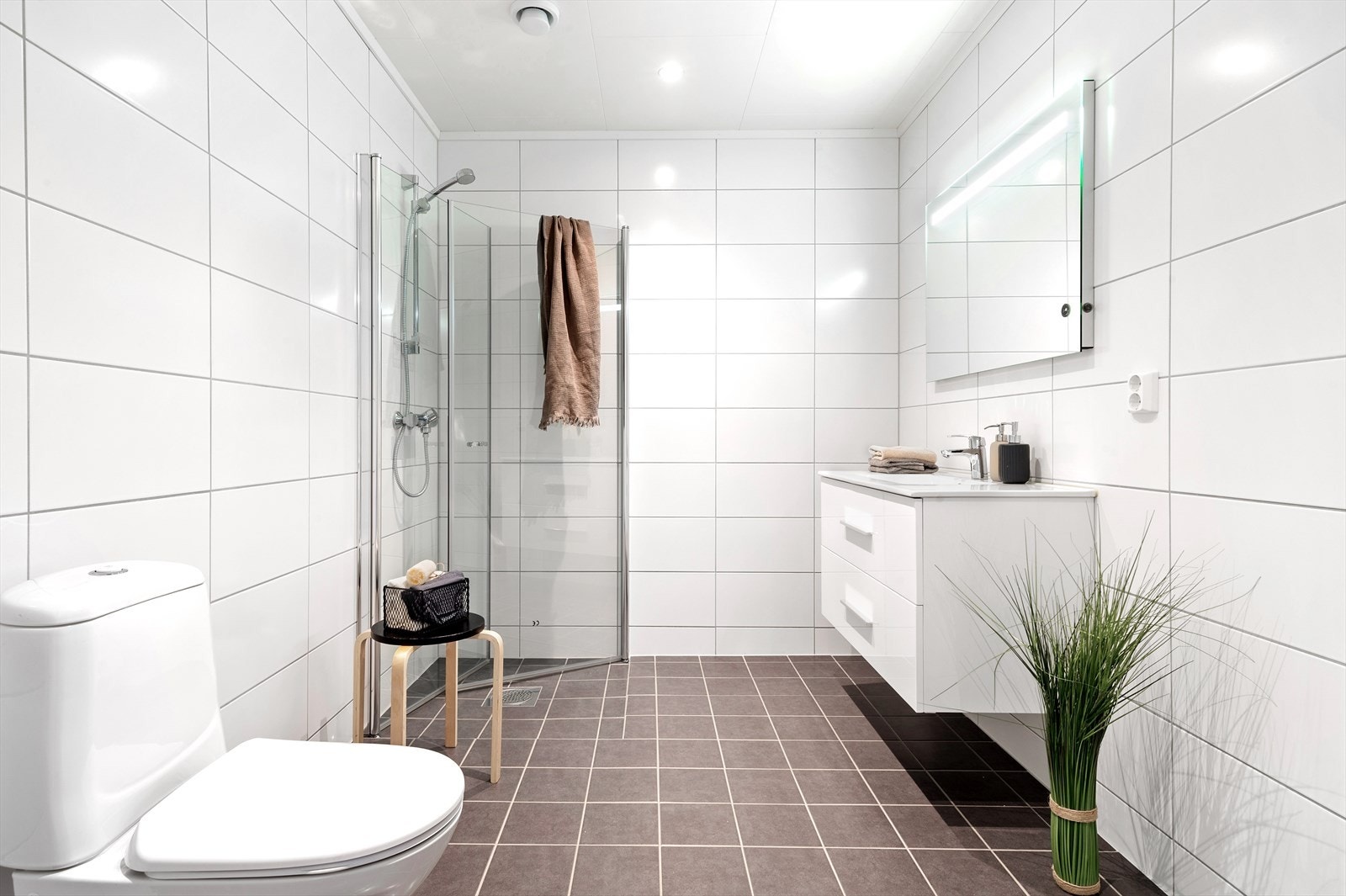 Illustrasjons bilde av likt bad. aktuelt bad har samme fliser og innredning, men badet har montert badekar. Galleribilde
