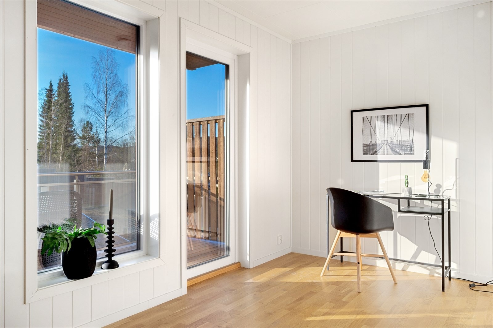 Soverom i 2. Etasje kan også brukes som en ekstra stue med utgang til en litt større balkong. Galleribilde