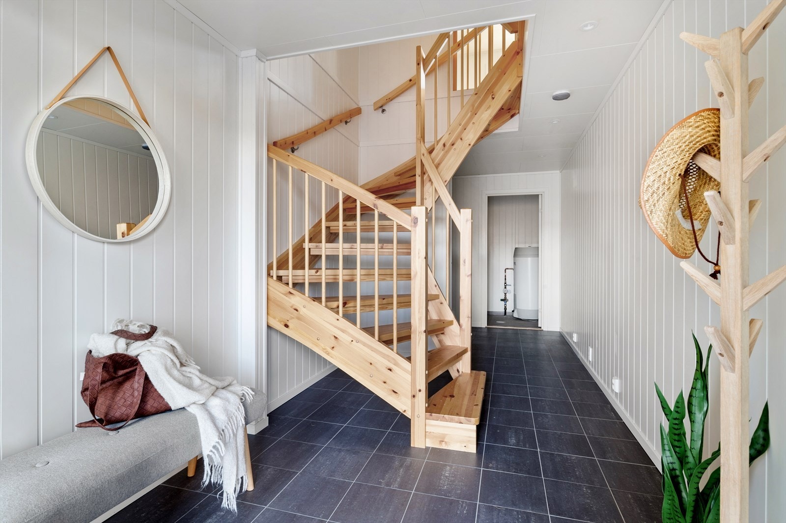 Det er gjort klart for garderobe løsning etter trappen. Bilde fra nummer 6A, lik gang, aktuell gang har parkett på gulv ikke fliser. Galleribilde