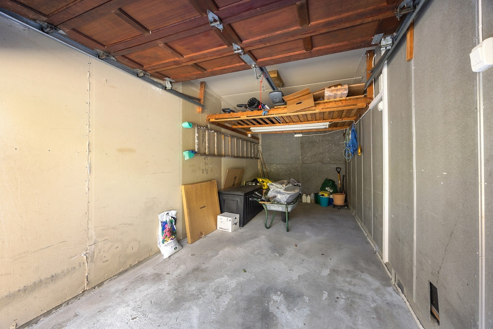 Garasjen er på 15 m². Galleribilde