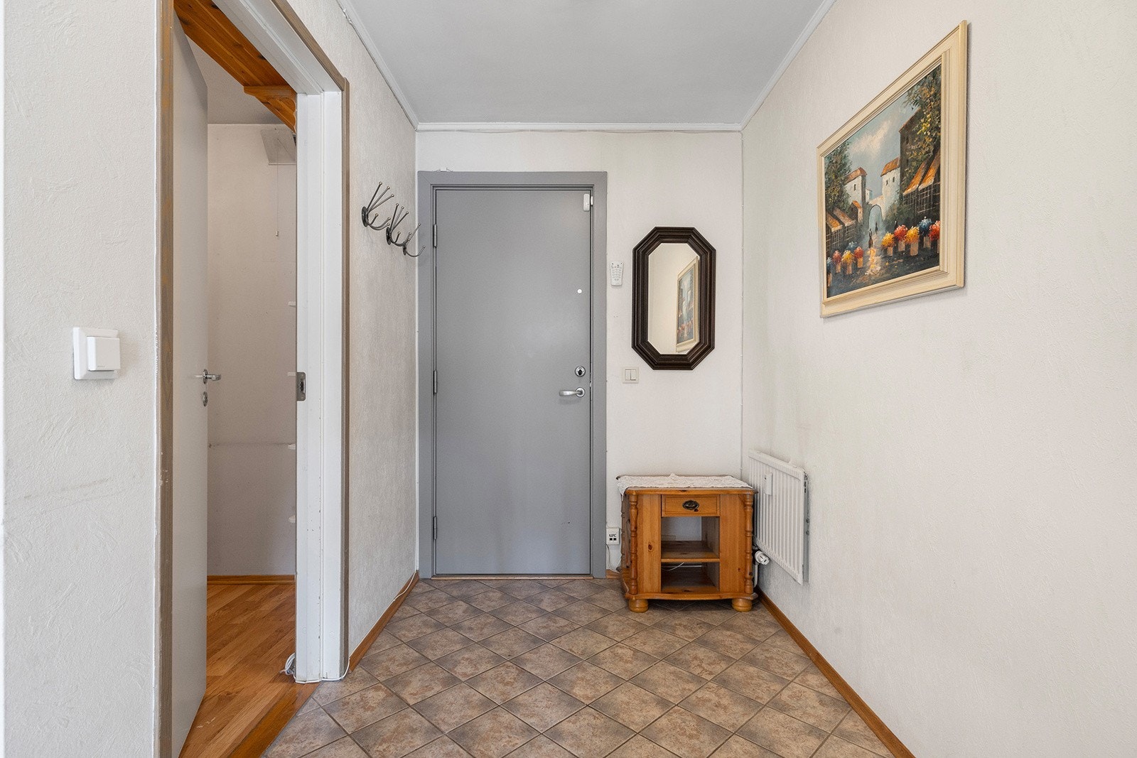 Entré med plass til oppheng av ytterklær og kommode. Galleribilde