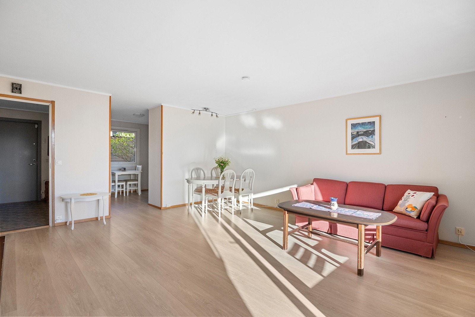 Her har du fin plass til sofagruppe, tv-møbler og spisebord Galleribilde