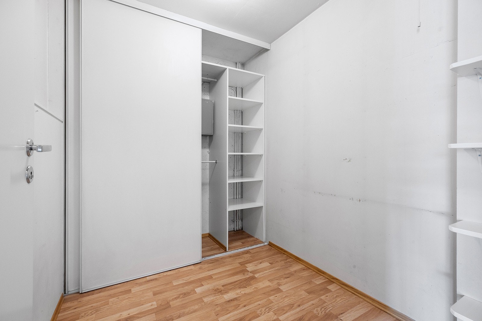 Stor og praktisk innvendig bod med skyvedørsgarderobe. Her har du god langringsmuligheter. Galleribilde