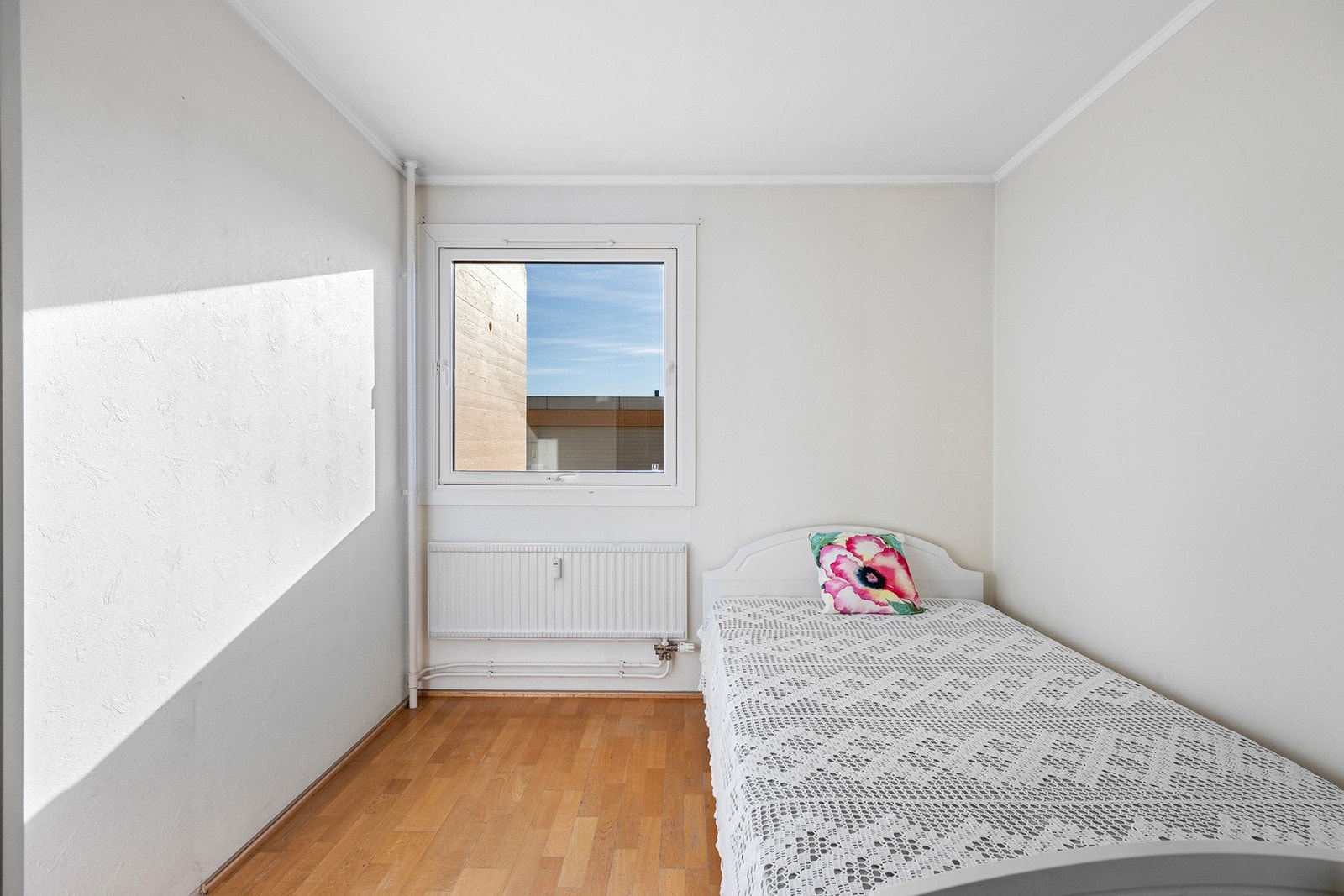 Soverommet har fin plass til seng og god langringsplass Galleribilde
