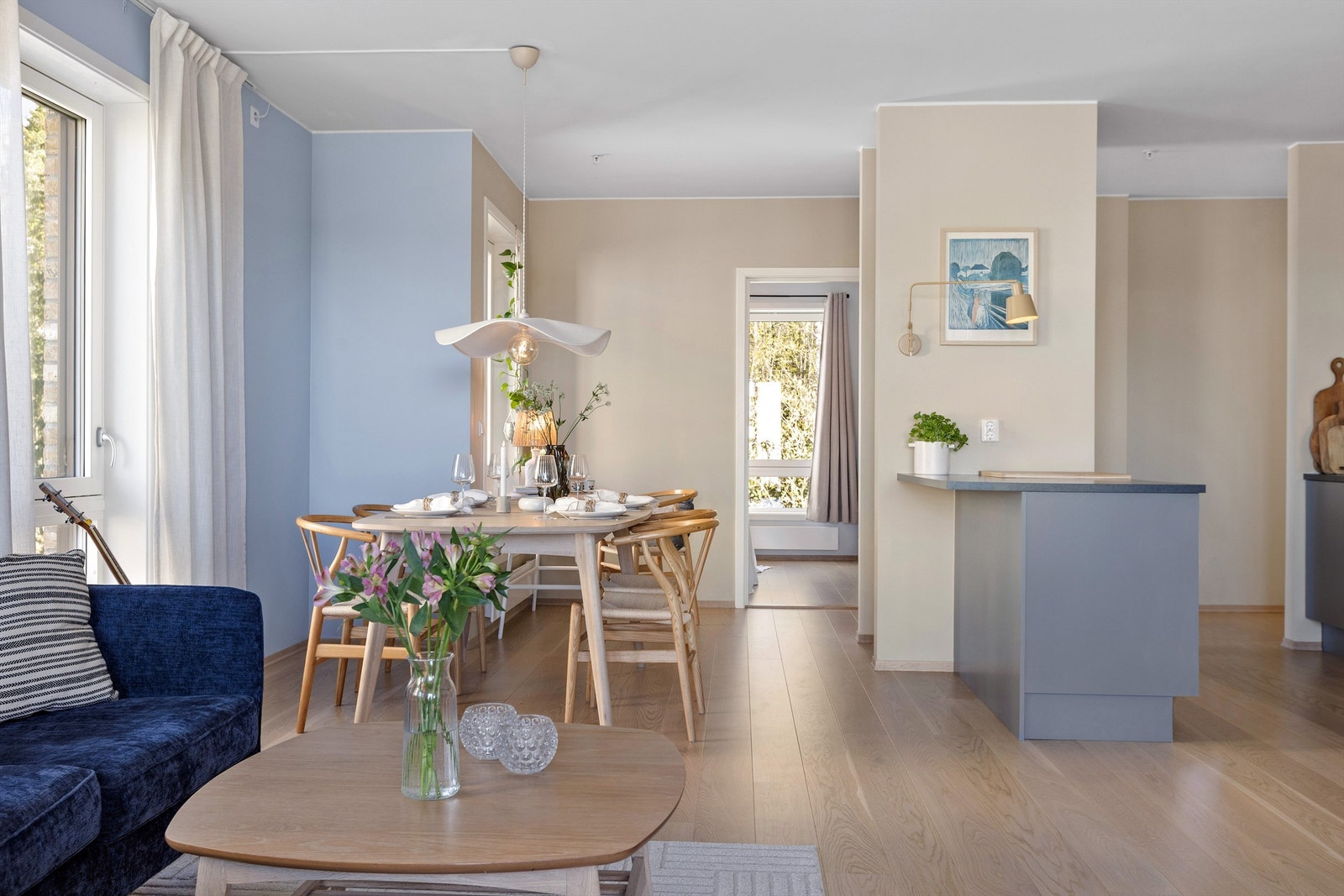 Stuen er lett å møblere og har god plass til en romslig sofagruppe. Galleribilde