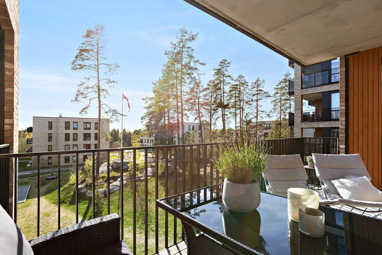 Fra verandaen ser man ut over de grønne og velstelte fellesarealene. Galleribilde