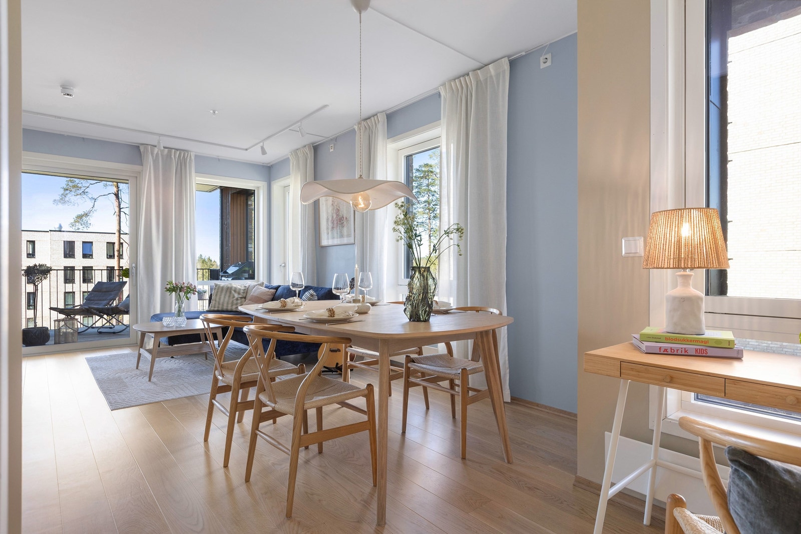 En moderne 5-roms leilighet fra 2021 med en åpen og sosial planløsning. Gjennomgående parkett og balansert ventilasjon sikrer et godt inneklima. Galleribilde