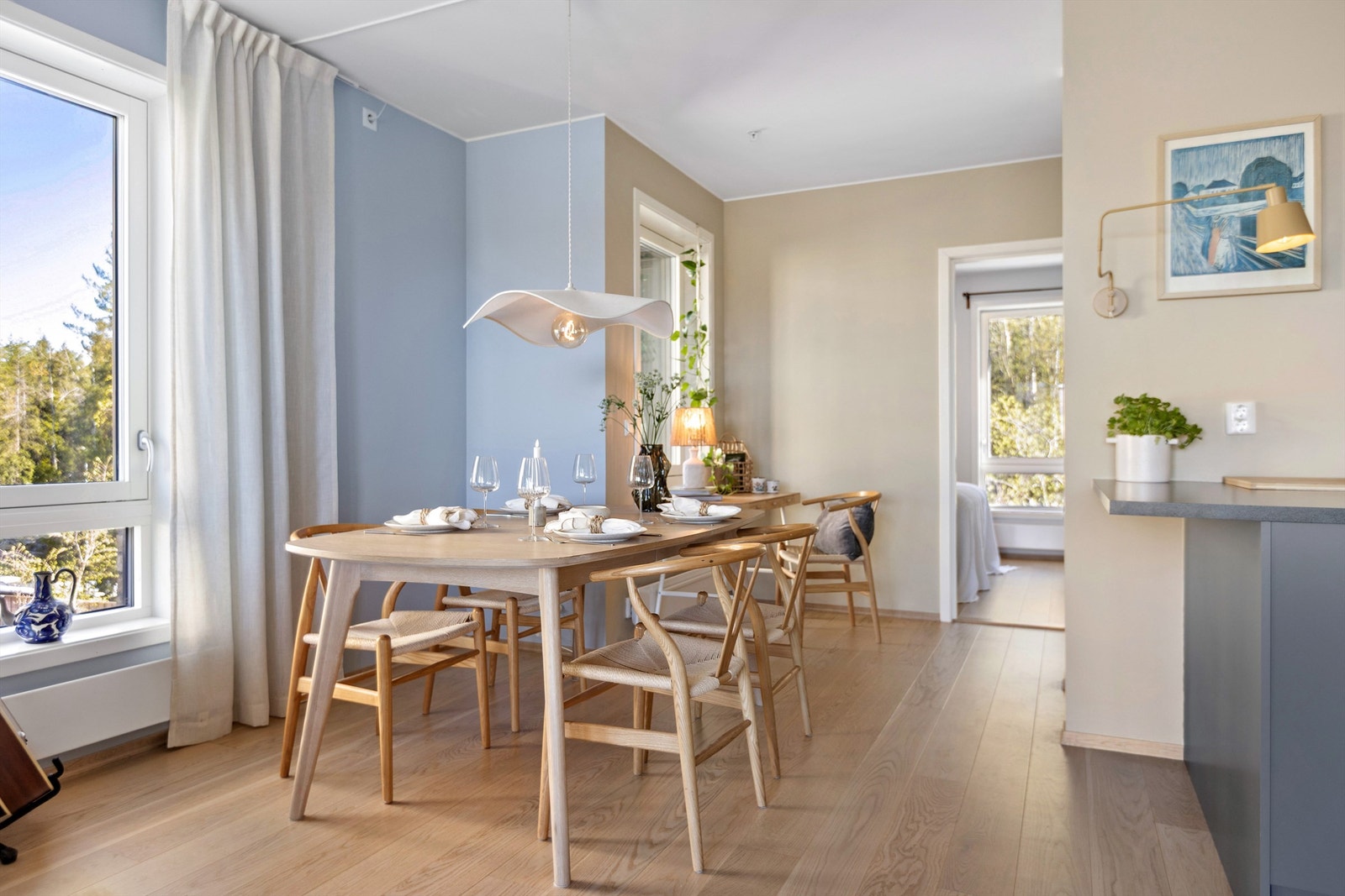 Spiseplassen er sentralt plassert i leiligheten, med enkel tilgang til soveromsavdelingen. Galleribilde