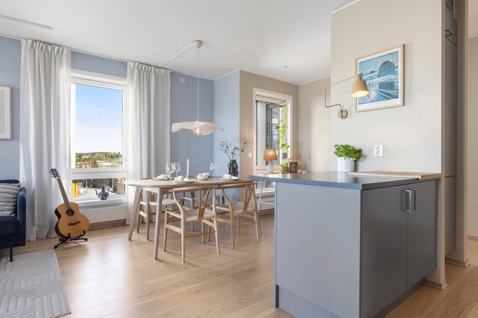 Den åpne løsningen gir god plass til en romslig spisestue i tilknytning til både kjøkkenet og stuen. Galleribilde