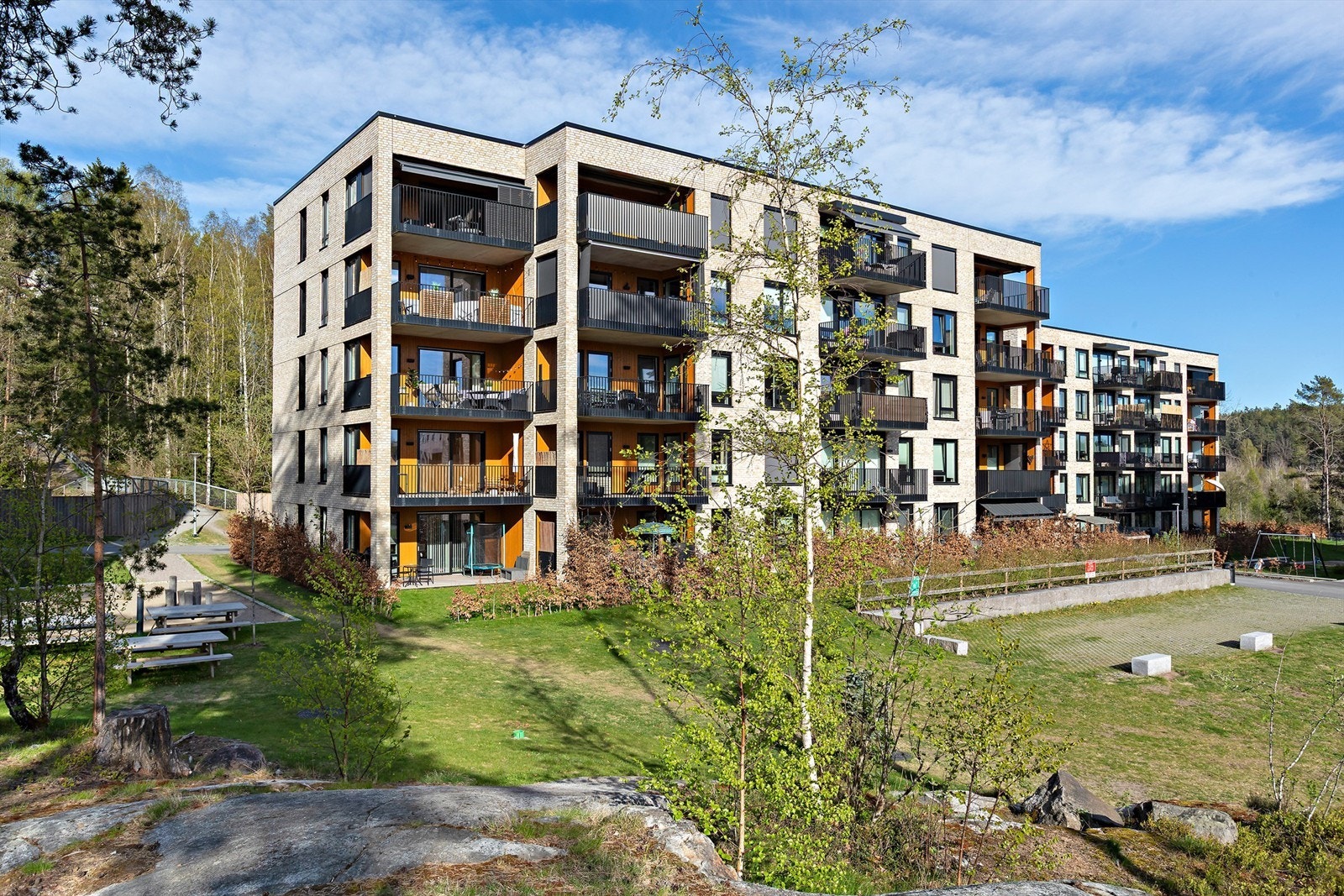 Leilighetsbygget ble ferdigstilt i 2021 og har en moderne fasade med teglstein og trekledning. Sameiet har pent opparbeidede fellesområder. Galleribilde