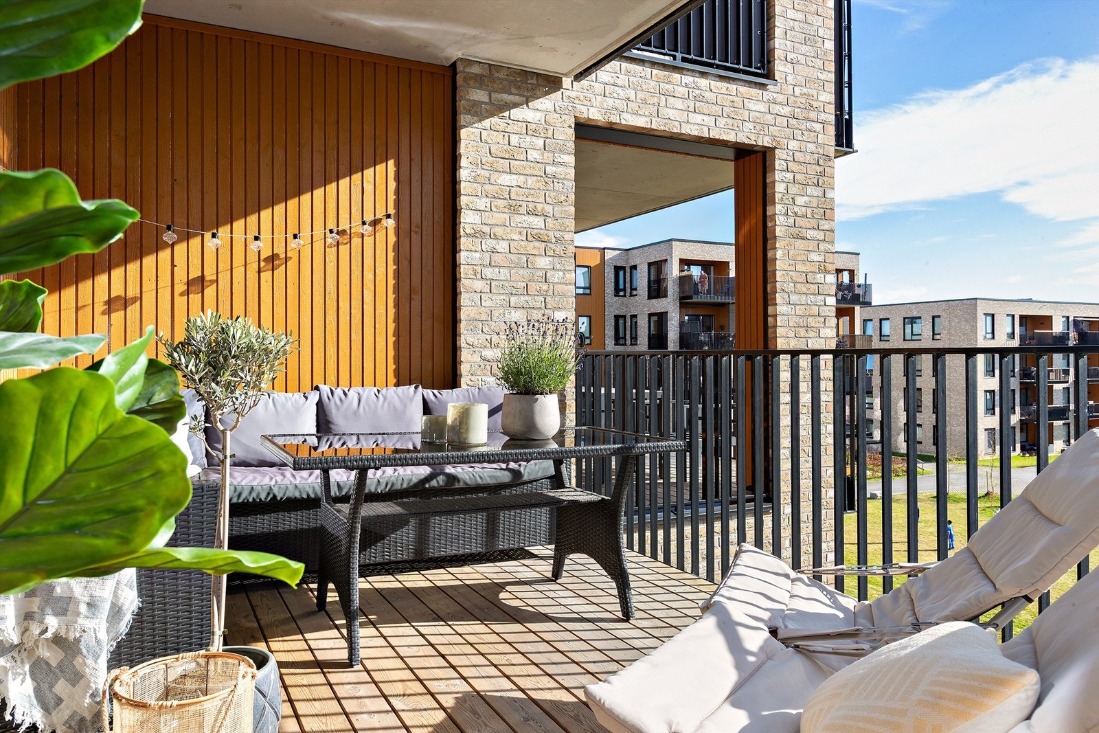Fra stuen er det utgang til en romslig, vestvendt og overbygget veranda. Her er det god plass til sittegruppe, med belysning og stikkontakt. Galleribilde