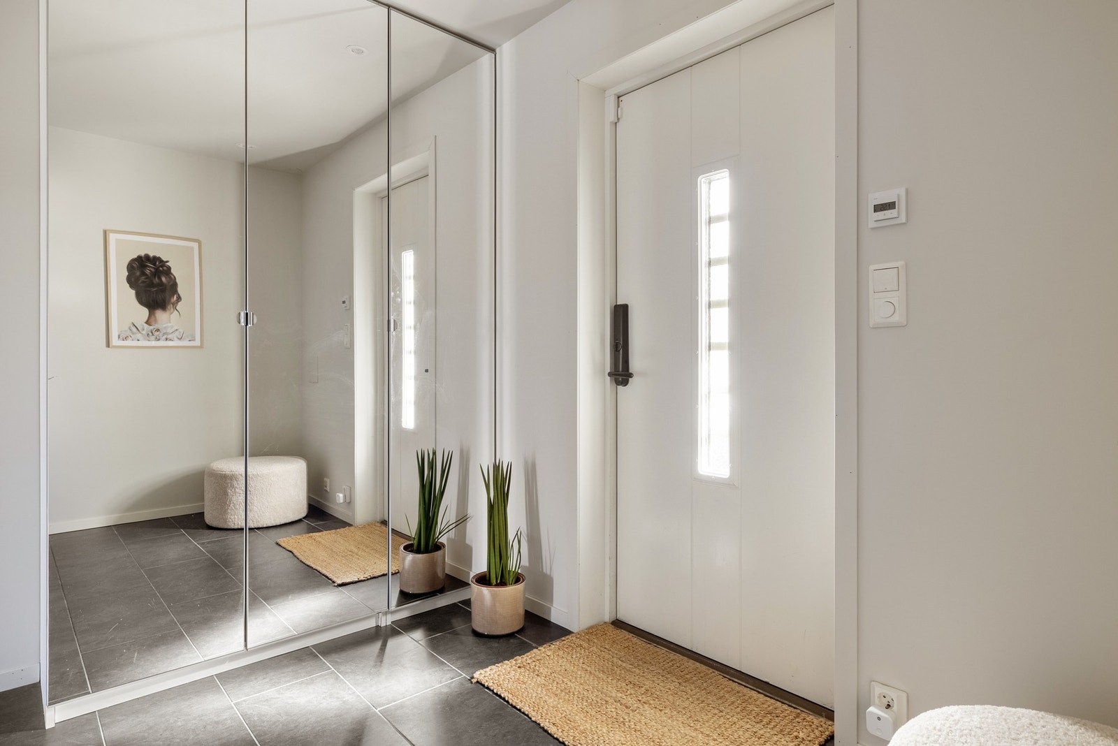 Innbydende entré/gang på 19 kvm med god plass til å henge fra seg yttertøy. Galleribilde