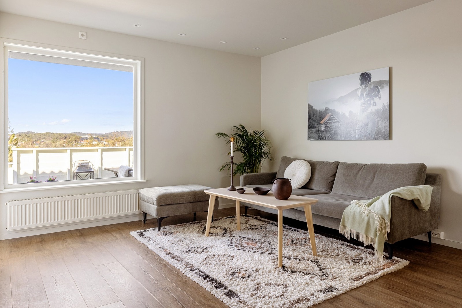 Lys og fin stue med spotter i tak for god belysning. Galleribilde