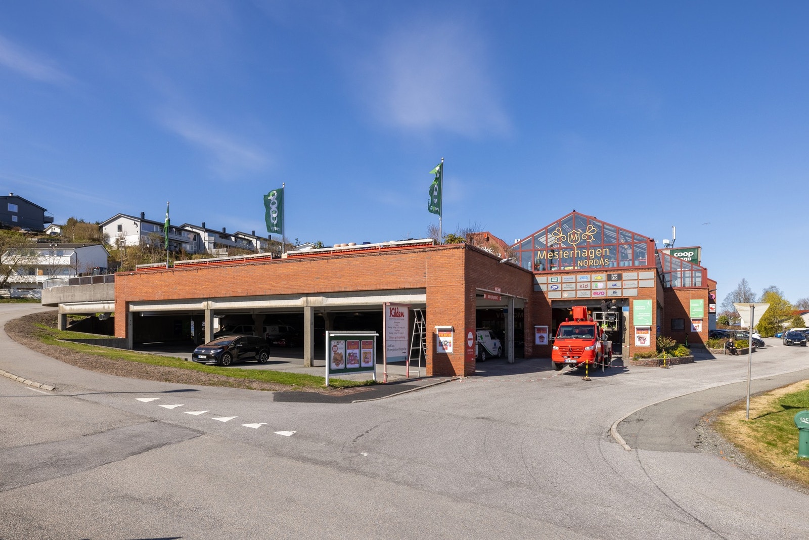 Kort kjøretur til Kilden senter med blant annet dagligvare, apotek, blomsterbutikk, Nille og Kid. Galleribilde