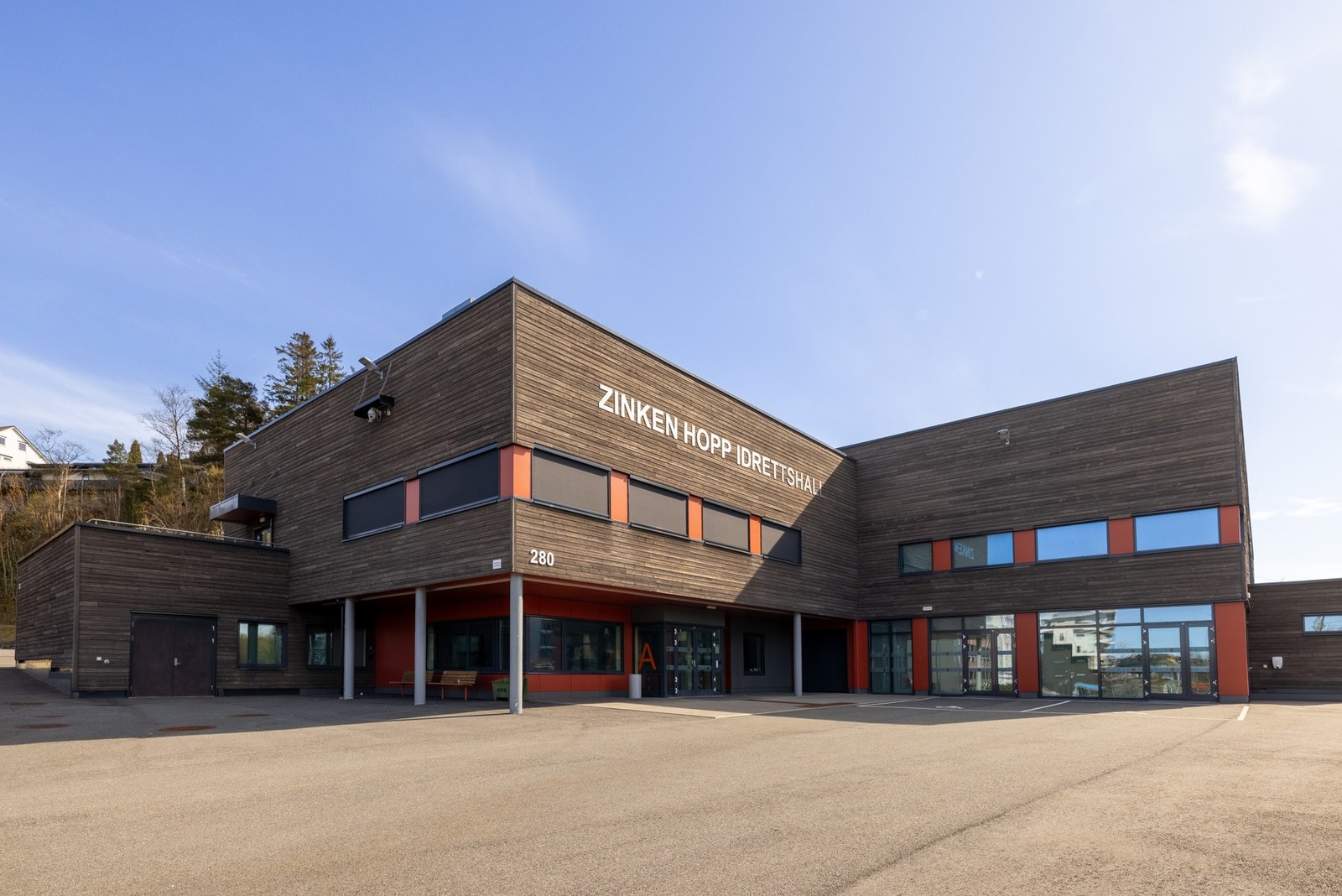 Rett ved siden av finner du Zinken Hopp idrettshall. Galleribilde