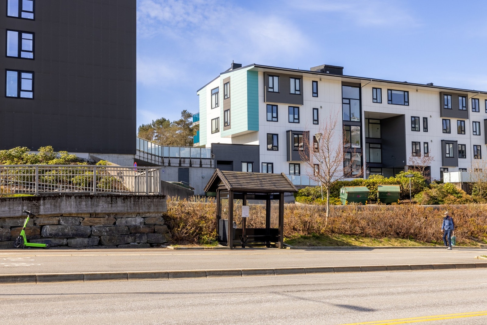 5 minutters gange til både busstopp og bybanestopp. Galleribilde