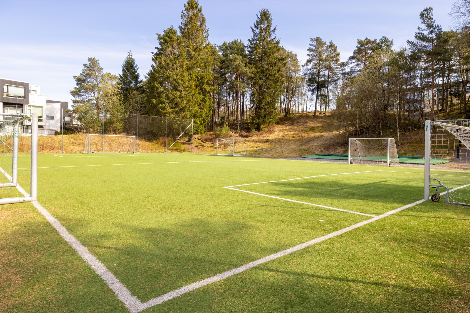 Fotballbane rett i nærheten. Galleribilde