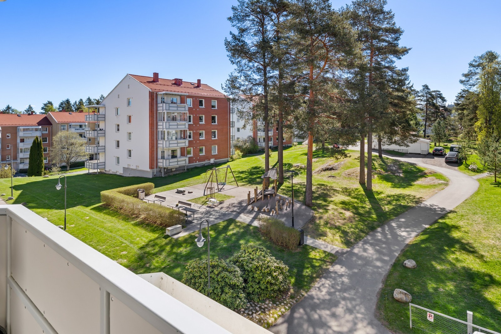 Overbygget balkong med gode solforhold og hyggelig utsyn mot grøntområder. Galleribilde