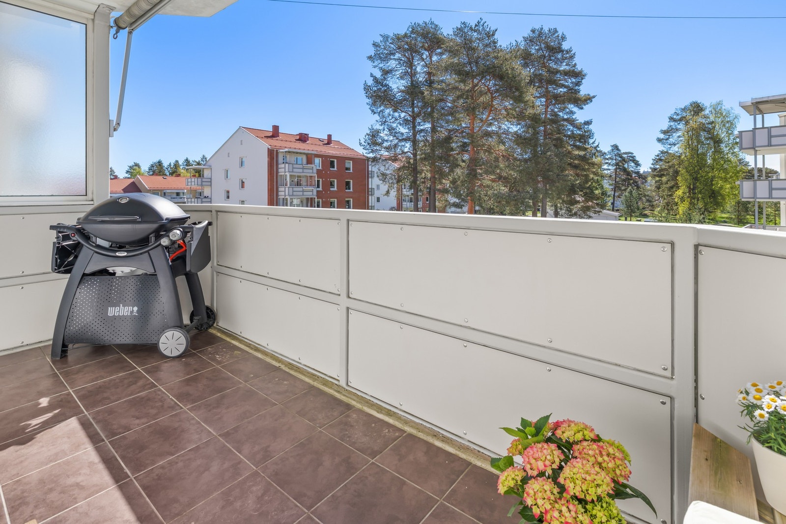 Her får du god plass til å innrede med en stor sittegruppe, grill og diverse blomster. Galleribilde