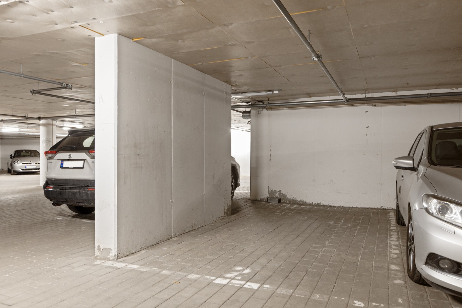 Parkeringsplass i med heisadkomst følger leiligheten Galleribilde