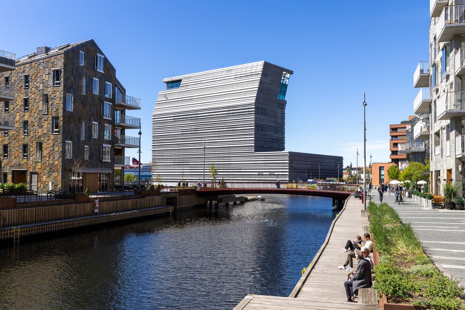 Sentralt og urbant med et yrende byliv i Bjørvika Galleribilde