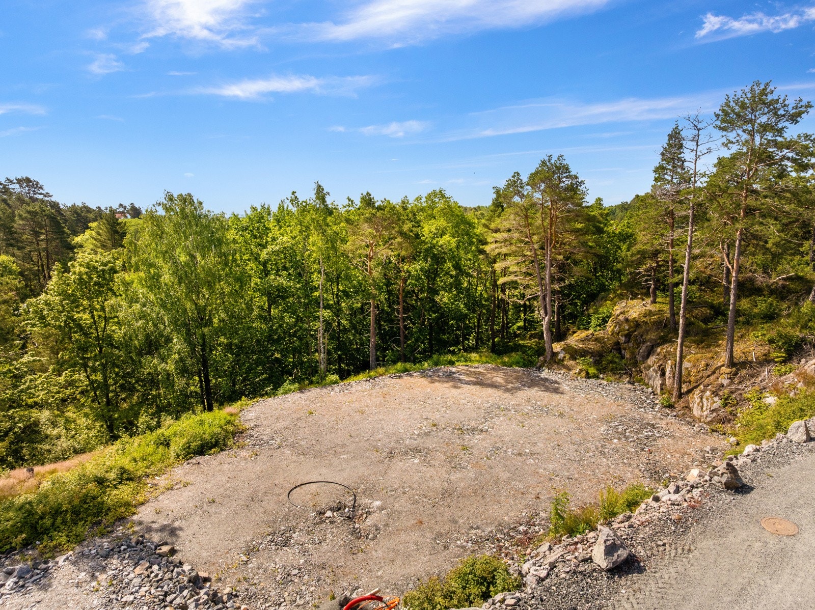 Tomt 2. Det er avsatt plass til parkering på hver av tomtene, med muligheter for oppføring av garasje eller carport (som tilvalg) i.h.t. vedlagt kartskisse. Galleribilde