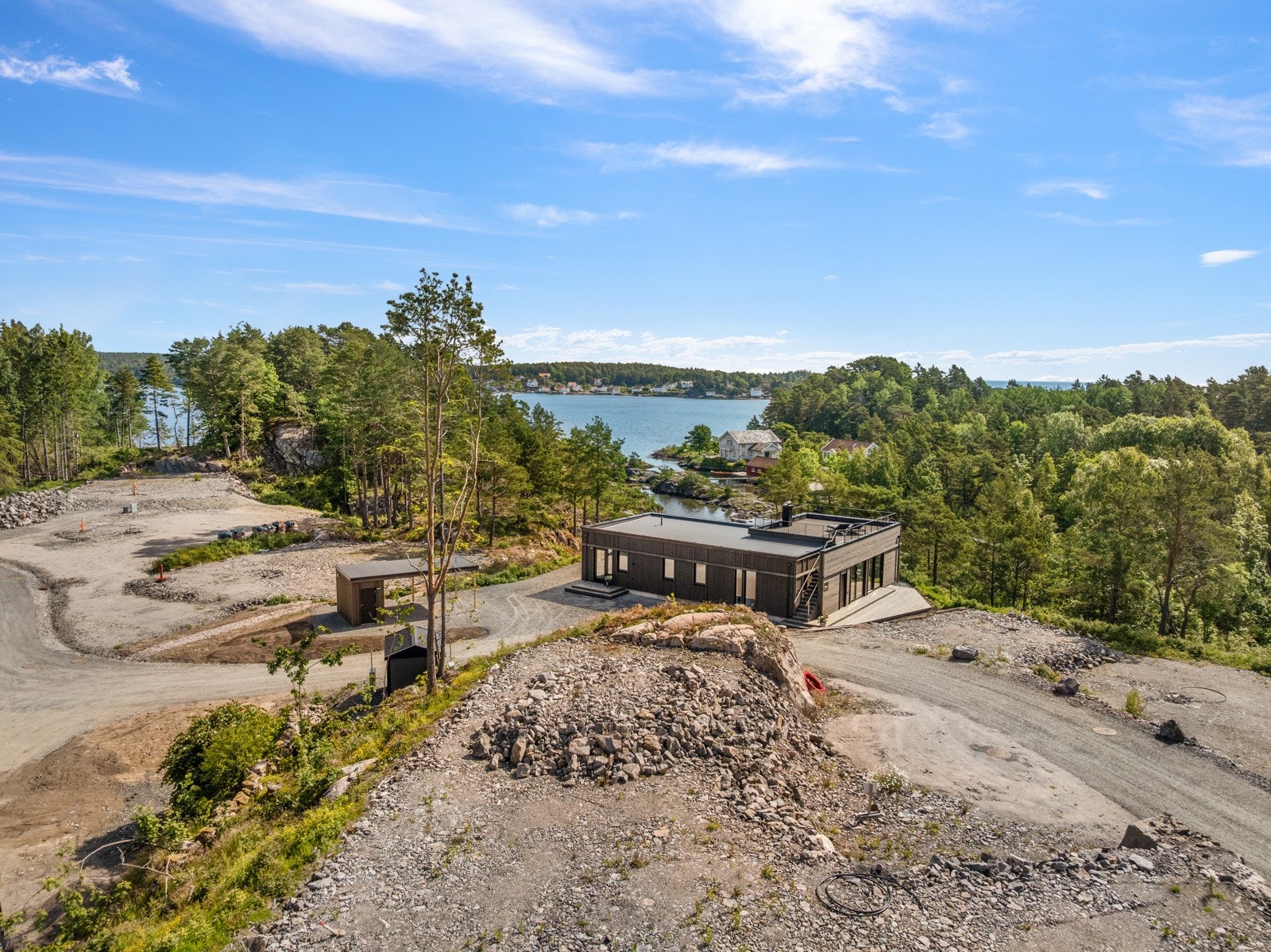 Her bor du behagelig tilbaketrukket i tett kontakt med naturen, samtidig som området har hyggelig utsikt. Galleribilde