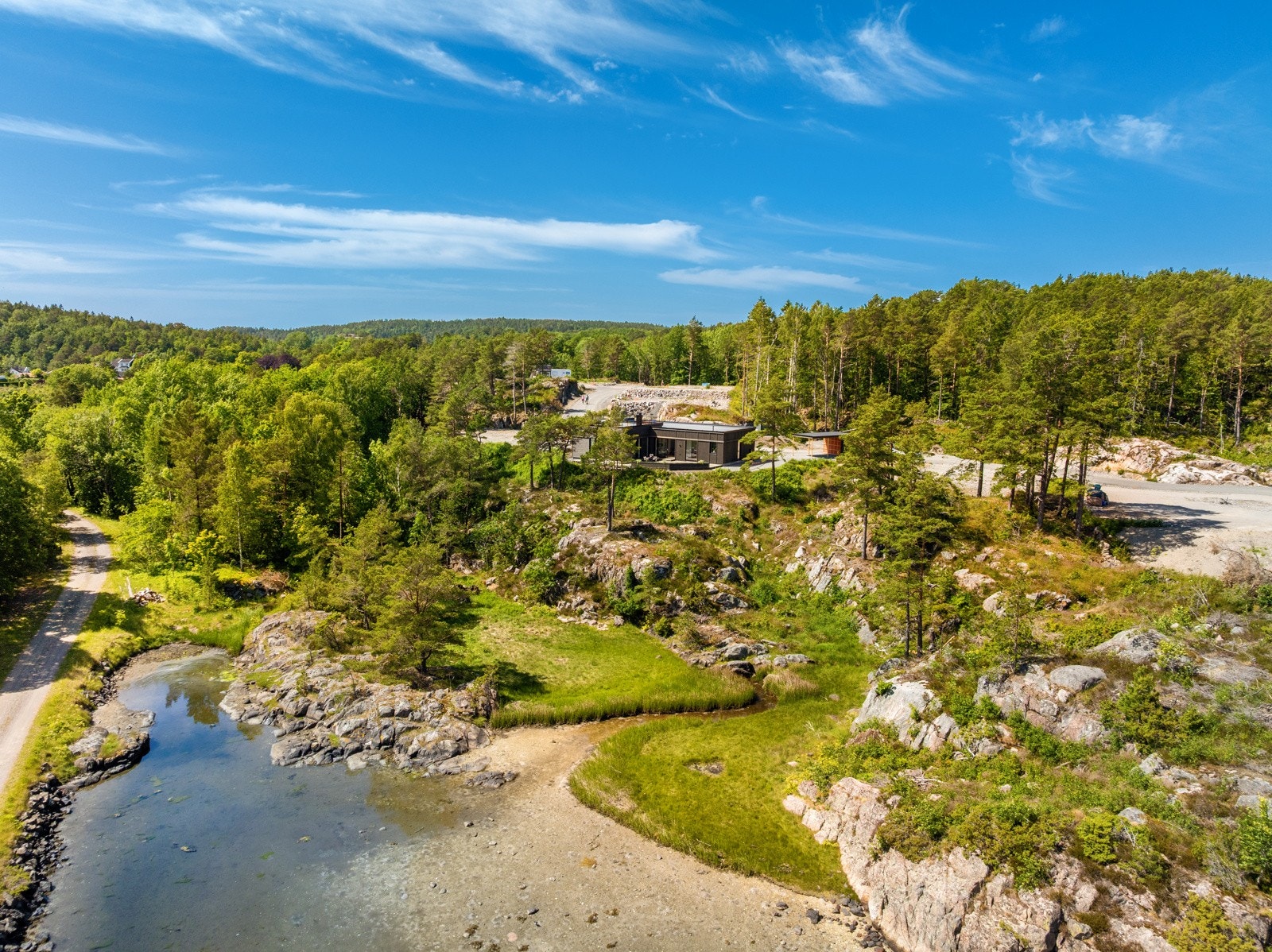Borøy har broforbindelse og her finnes en kombinasjon av helårs- og fritidsbebyggelse hvor du finner Sørlandsidyll på sitt aller beste. Galleribilde