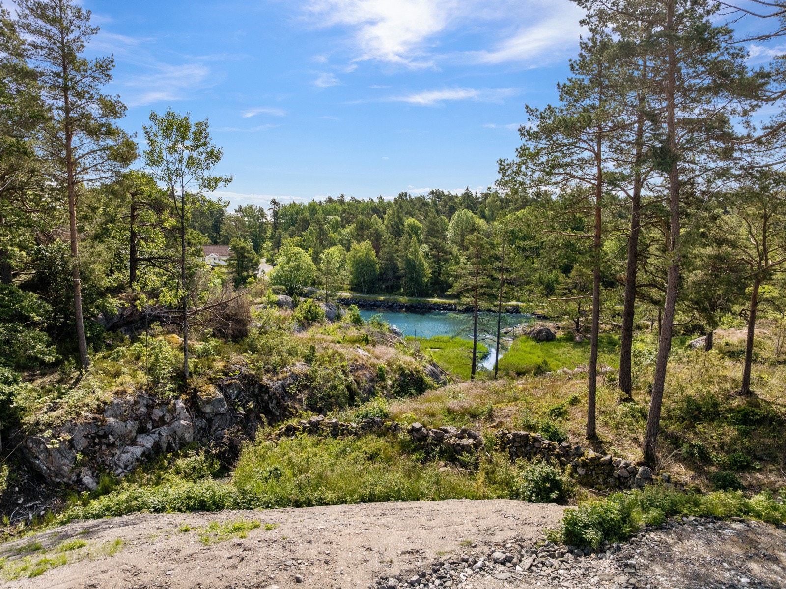 På tomt 6,7 og 8 foreligger det rammetillatelse til å oppføre enebolig over 2.etasjer. Galleribilde