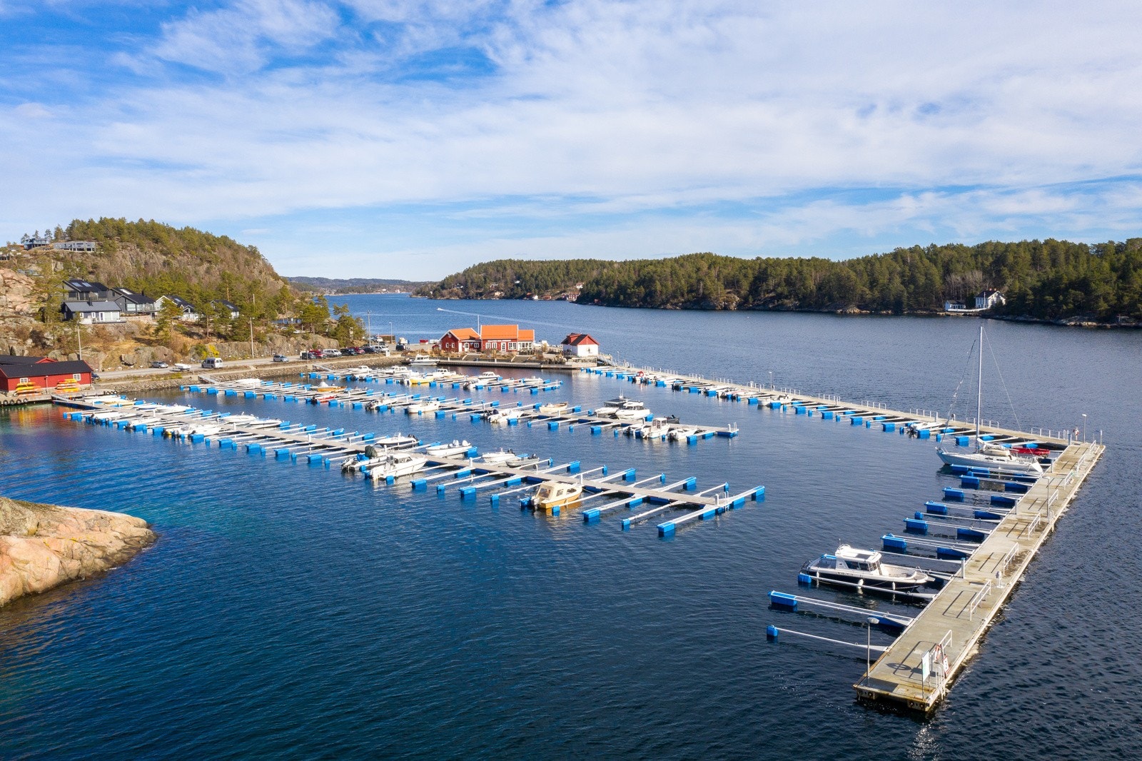 Det er kort gangavstand til populære Hagefjorden Brygge med restaurant, kiosk samt fergeleie til nærliggende øyer. Galleribilde