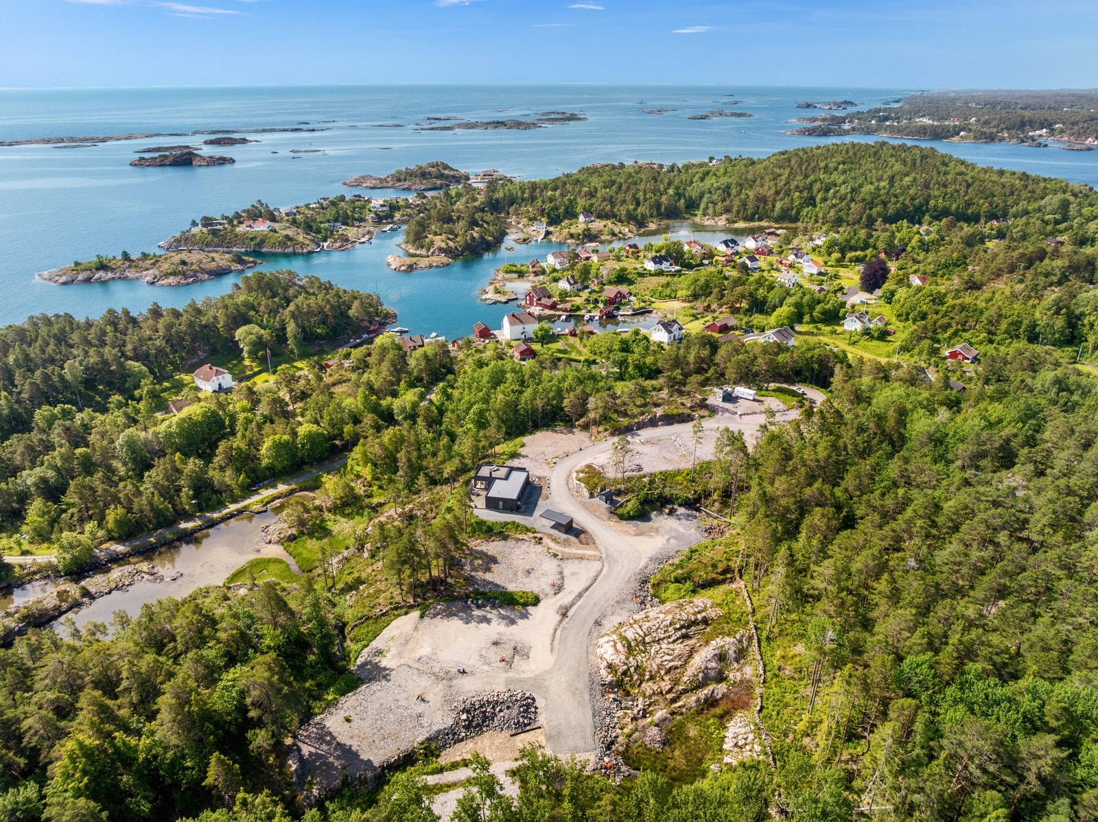 Nå selges totalt 7 unike boliger skal bygges i dette fantastiske området! Boligene er tegnet av arkitekt som er spesielt valgt for dette prosjektet. Galleribilde