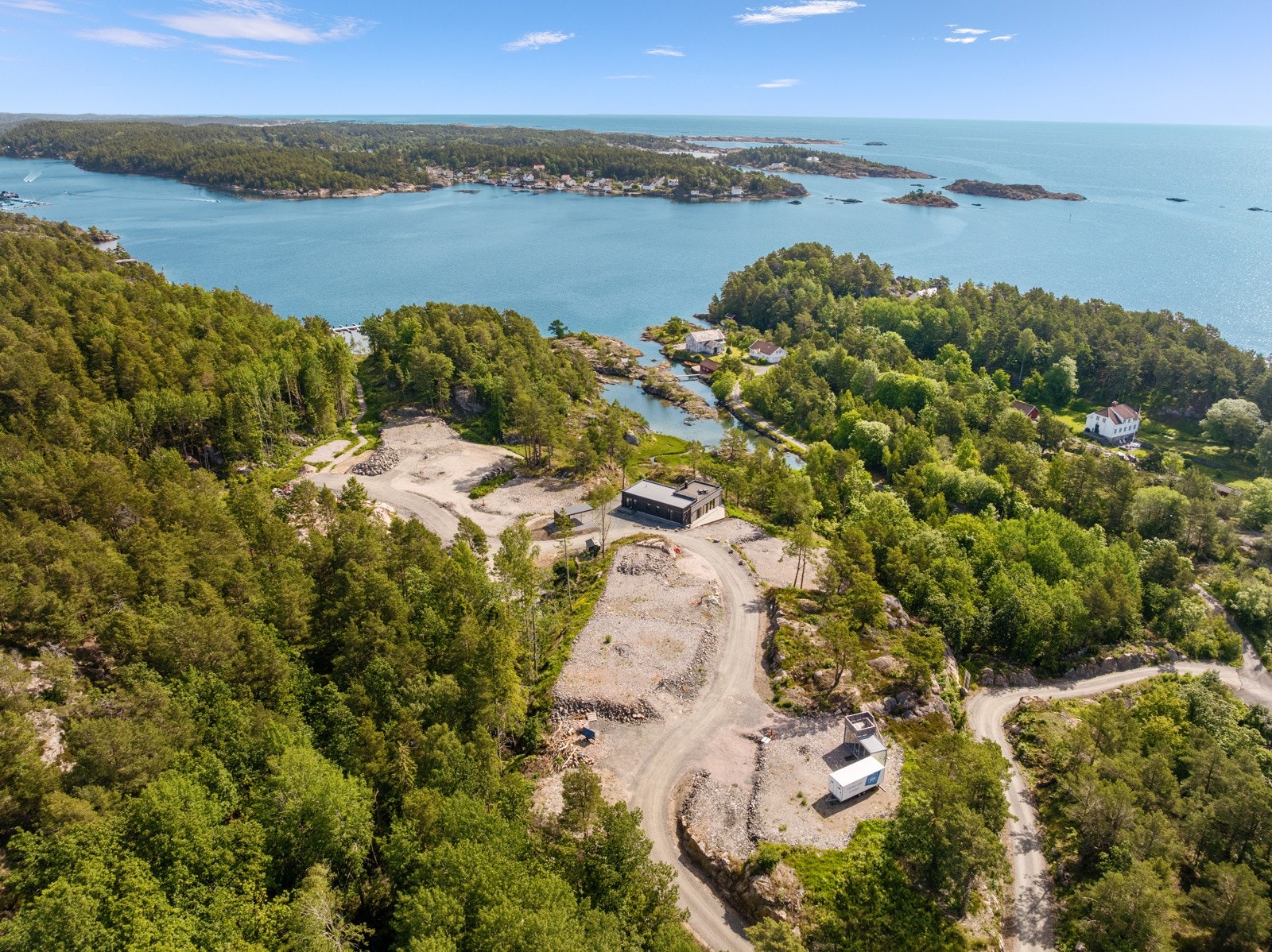 Brennvika ligger i vakre Borøykilen og har en svært attraktiv beliggenhet med vakker utsikt mot Sandøya, Hagefjorden og havet. Her bor du behagelig tilbaketrukket i tett kontakt med naturen, samtidig som området har pen utsikt. Galleribilde