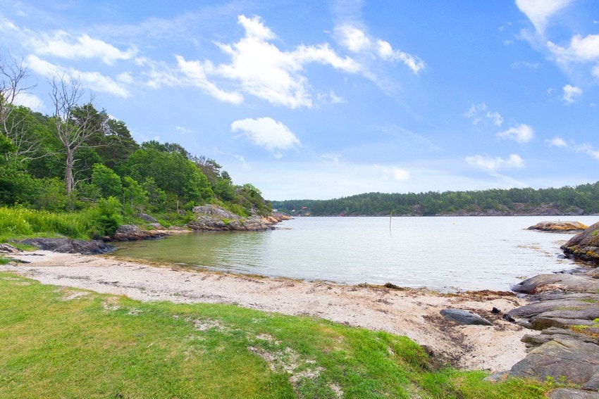 Sandstranden Persøygard ved Hagefjorden er en populær destinasjon for barnefamilier. Galleribilde