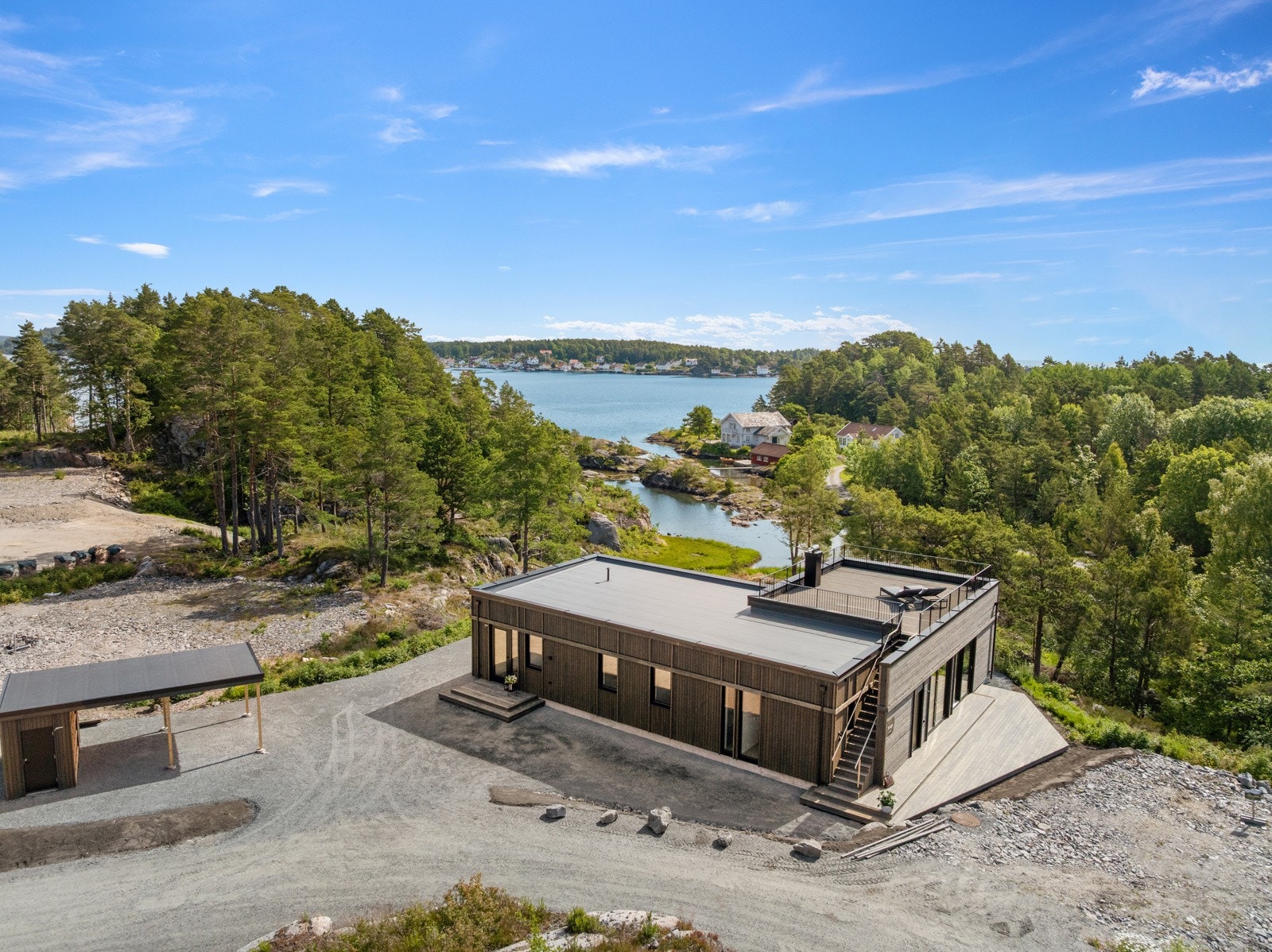 Prosjektet består av 7 familieboliger tegnet av anerkjente Stein Halvorsens Arkitekter med fokus på skånsom plassering i terrenget og nærkontakt med sjøen. Galleribilde