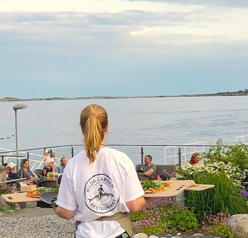 Ved Hagefjordbryggen ligger den populære resturanten Hilda Larsen som serverer ypperlig mat og nydelig hjemmelaget is fra isbaren. Galleribilde