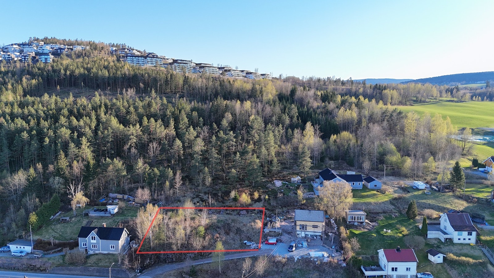 Tomta har en flott beliggenhet i umiddelbar nærhet til både sjøen og skogen. Galleribilde