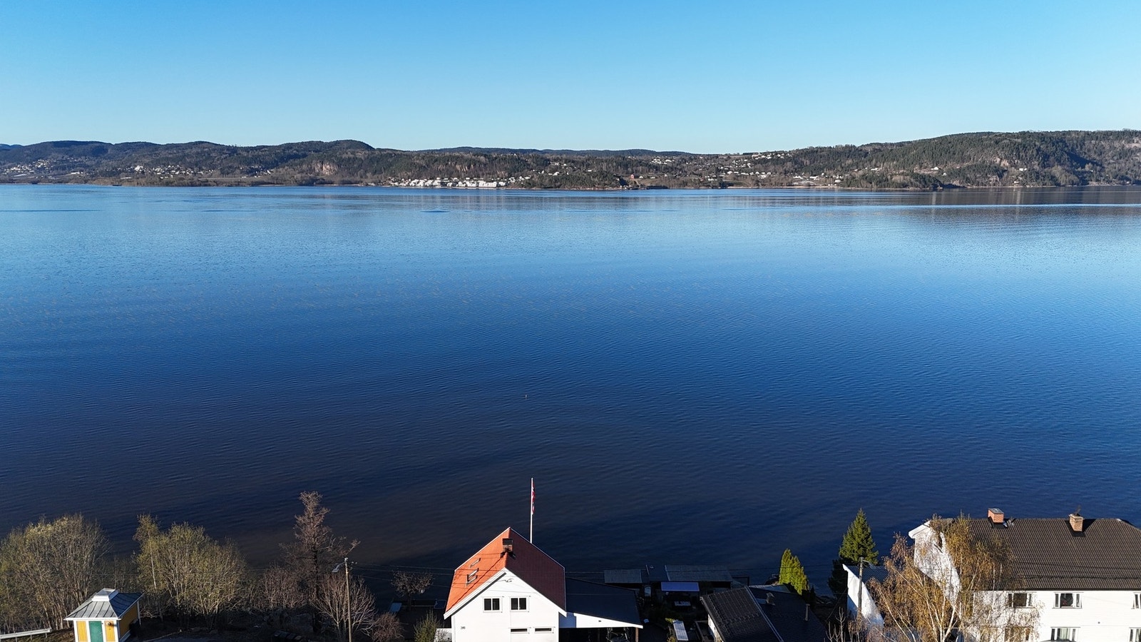 Fra tomta er det flott utsikt over fjorden med flotte badestrender Galleribilde