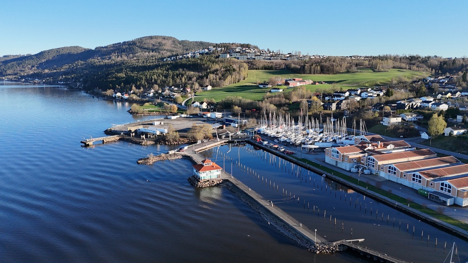 Er du glad i båtliv så er det gåavstand til nærmeste marina. Galleribilde