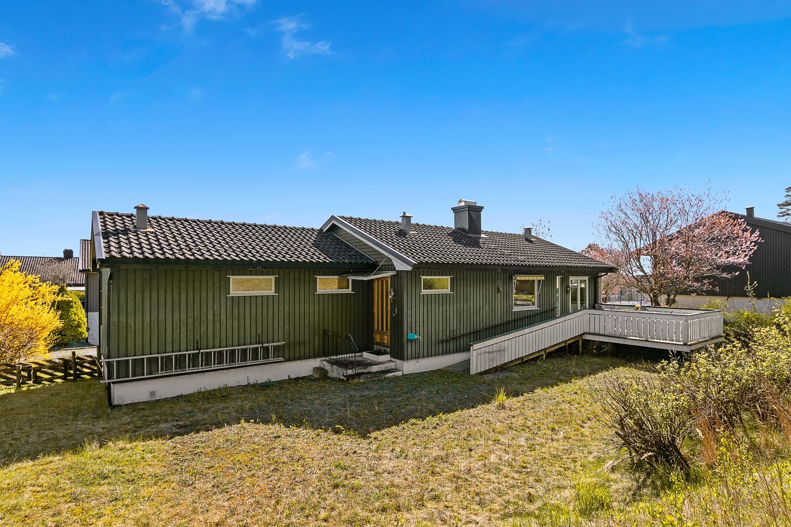 Nydelig beliggende i blindvei med skogen og friområde som nærmeste nabo mot vest og nord. Galleribilde