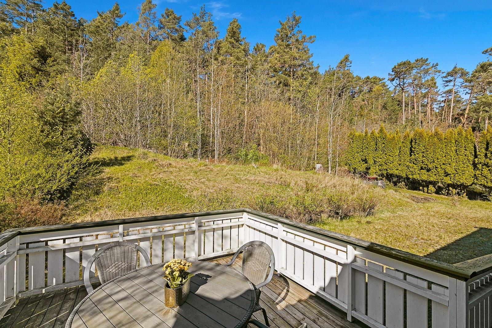 Med utg. fra stue/spisestue er det en romslig veranda med svært gode solforhold. Galleribilde