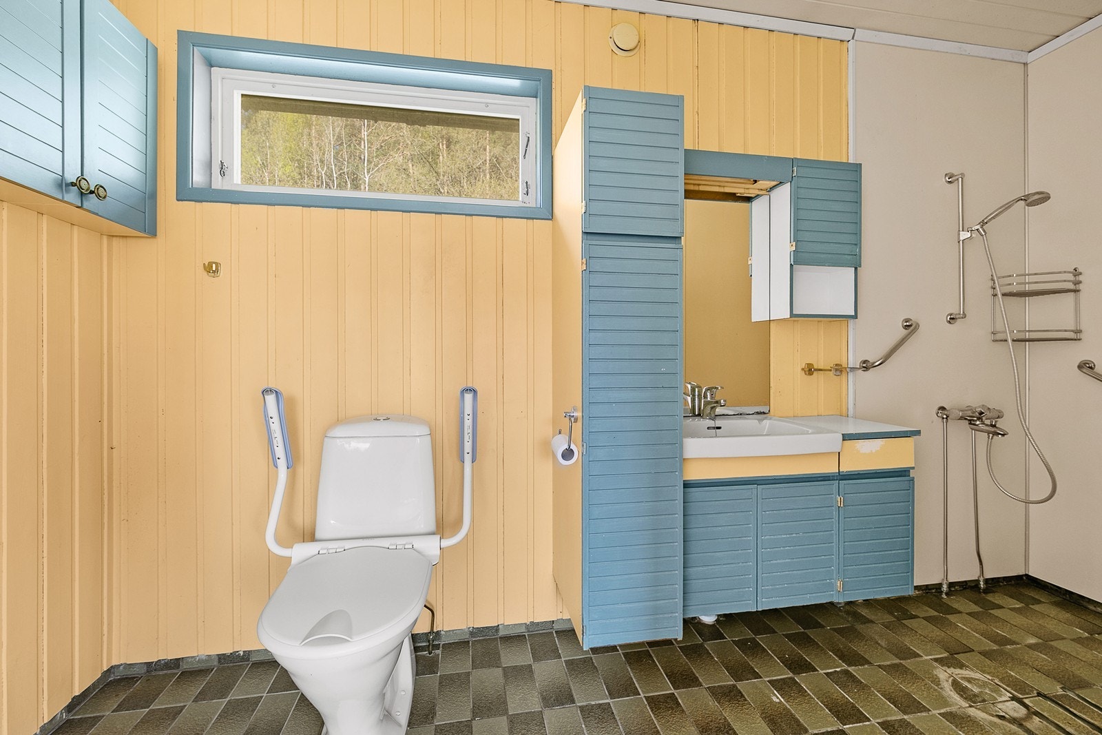 Badet har en enkel standard, med flis på gulv og panel på vegg. Innredet med toalett, dusjhjørne og servant Galleribilde