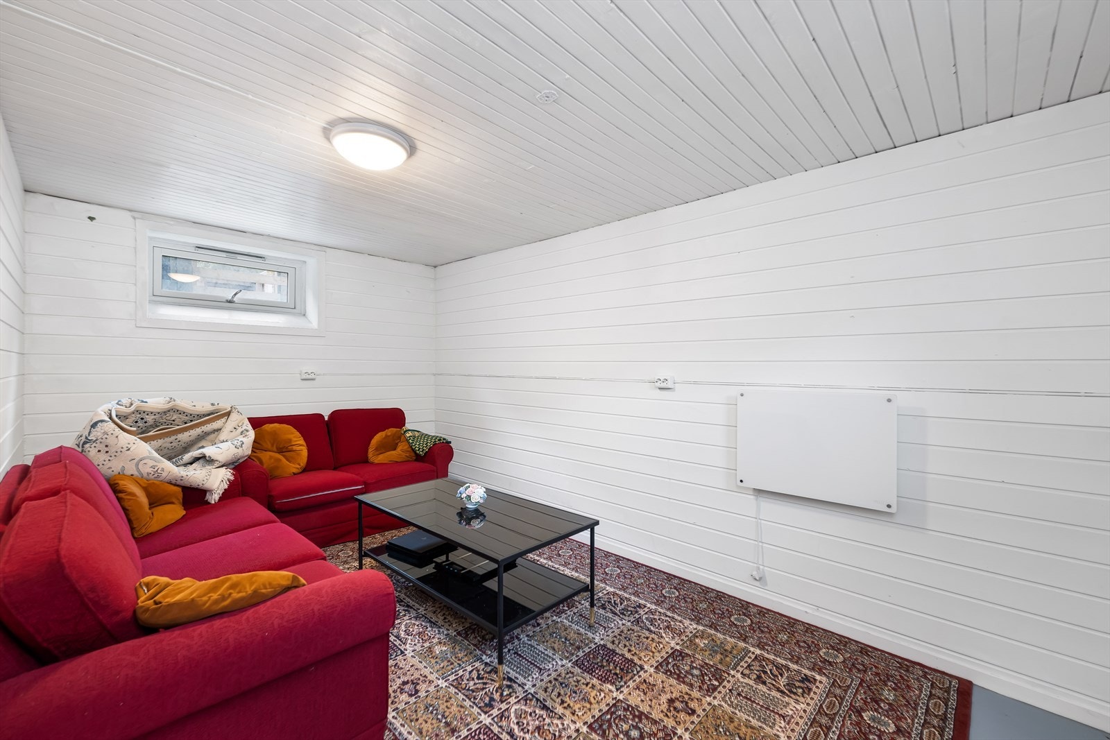 Bodrom innredet til kjellerstue. Rommet er ikke godkjent for varig opphold. Galleribilde