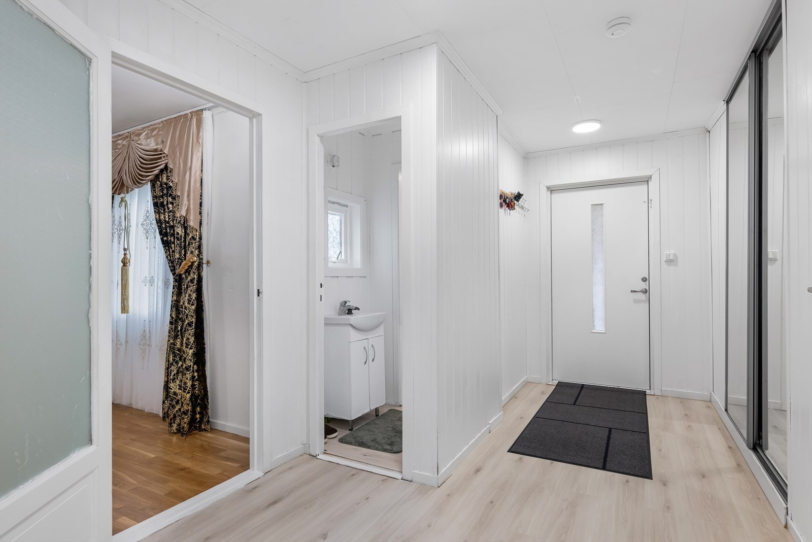 Entré/gang med plass for yttertøy i skyvedørsgarderobe. Galleribilde