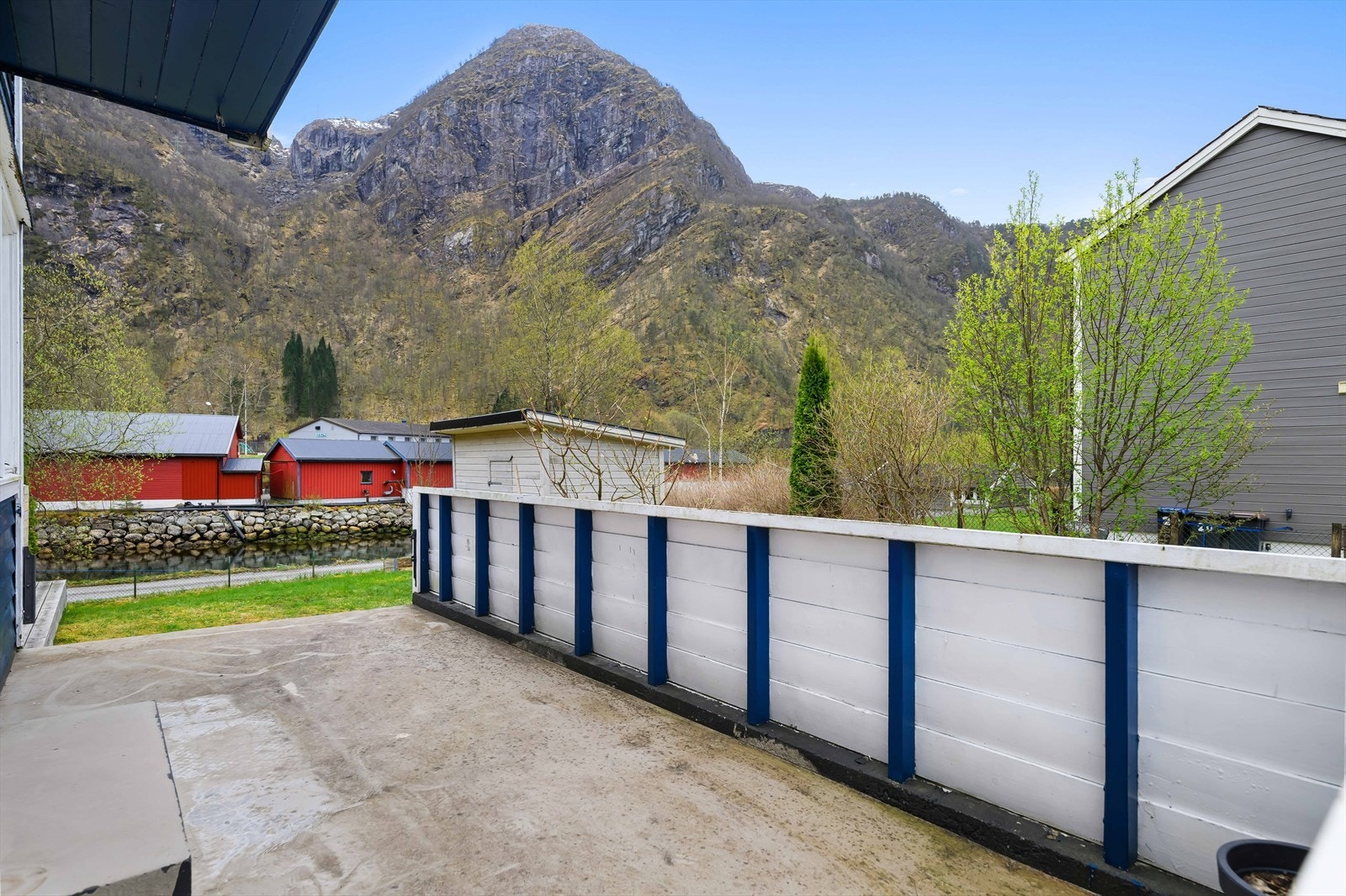 Terrasse ved stue. Galleribilde