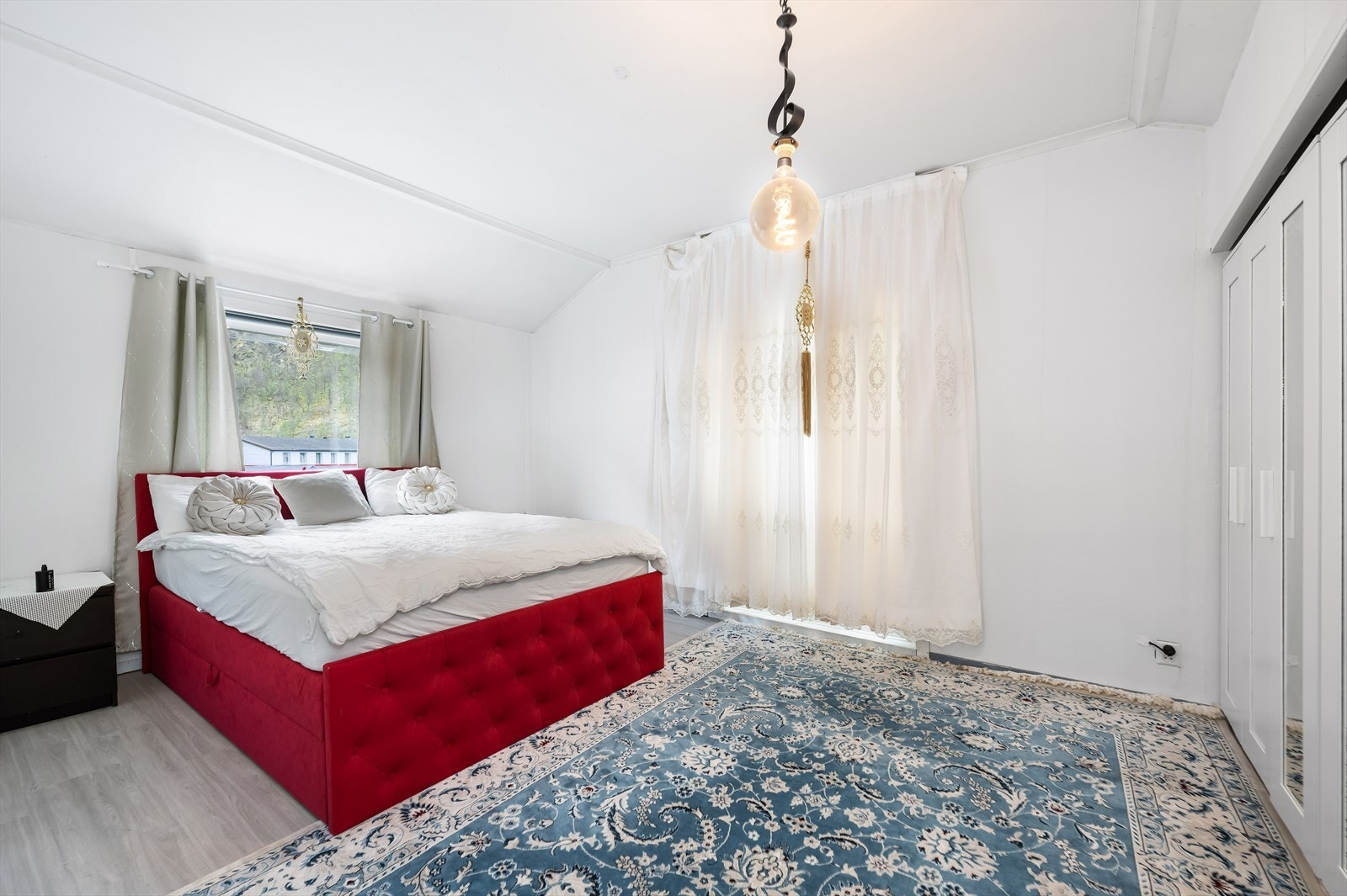 Stort hovedsoverom med god plass for dobbeltseng og klesoppbevaring i garderobe. Galleribilde