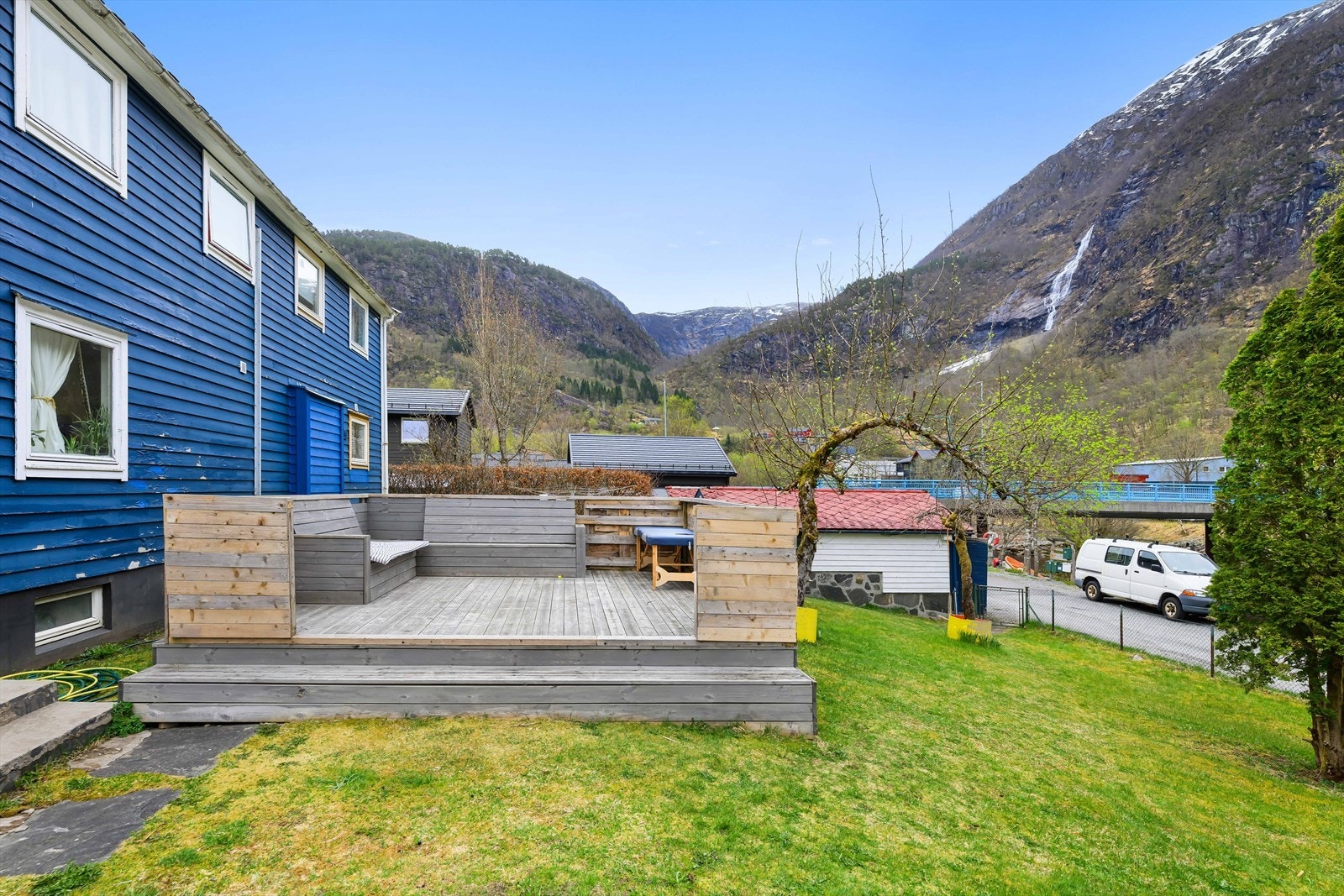 Stor terrasse i hage vendt mot elven. Galleribilde