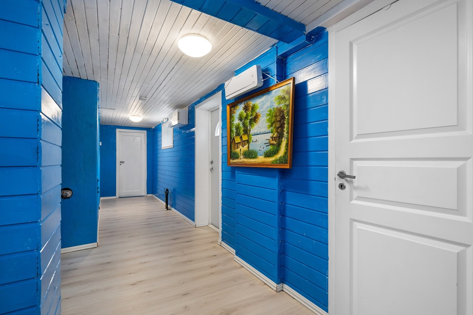I underetasjen finner man 1 innredet soverom, vaskerom, kjellerstue og bodrom samt badeværelse. Galleribilde